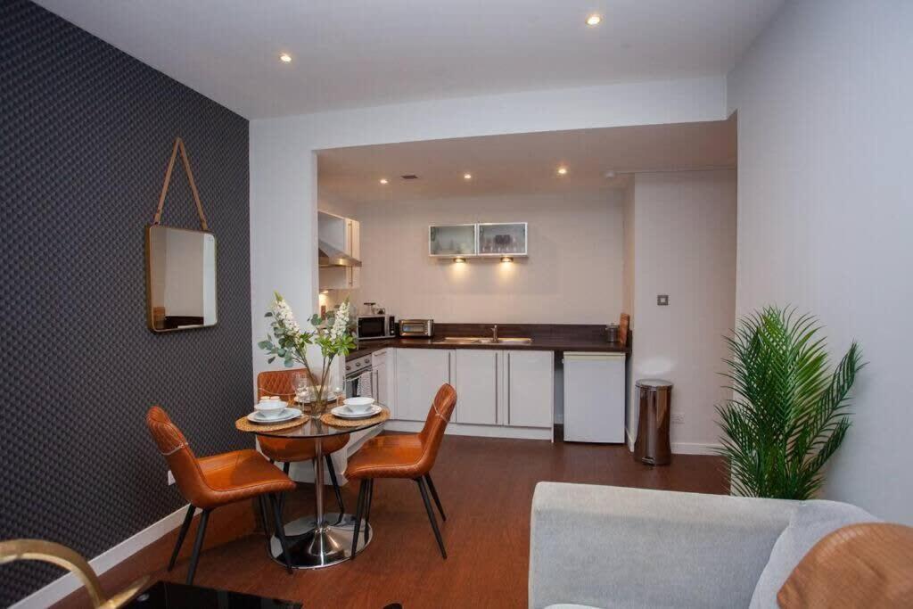 1 Bedroom Apartment In Very Central Location غلاسغو المظهر الخارجي الصورة