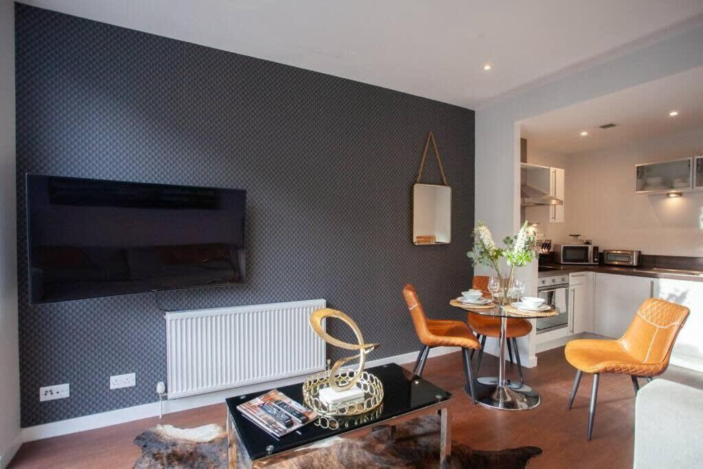 1 Bedroom Apartment In Very Central Location غلاسغو المظهر الخارجي الصورة